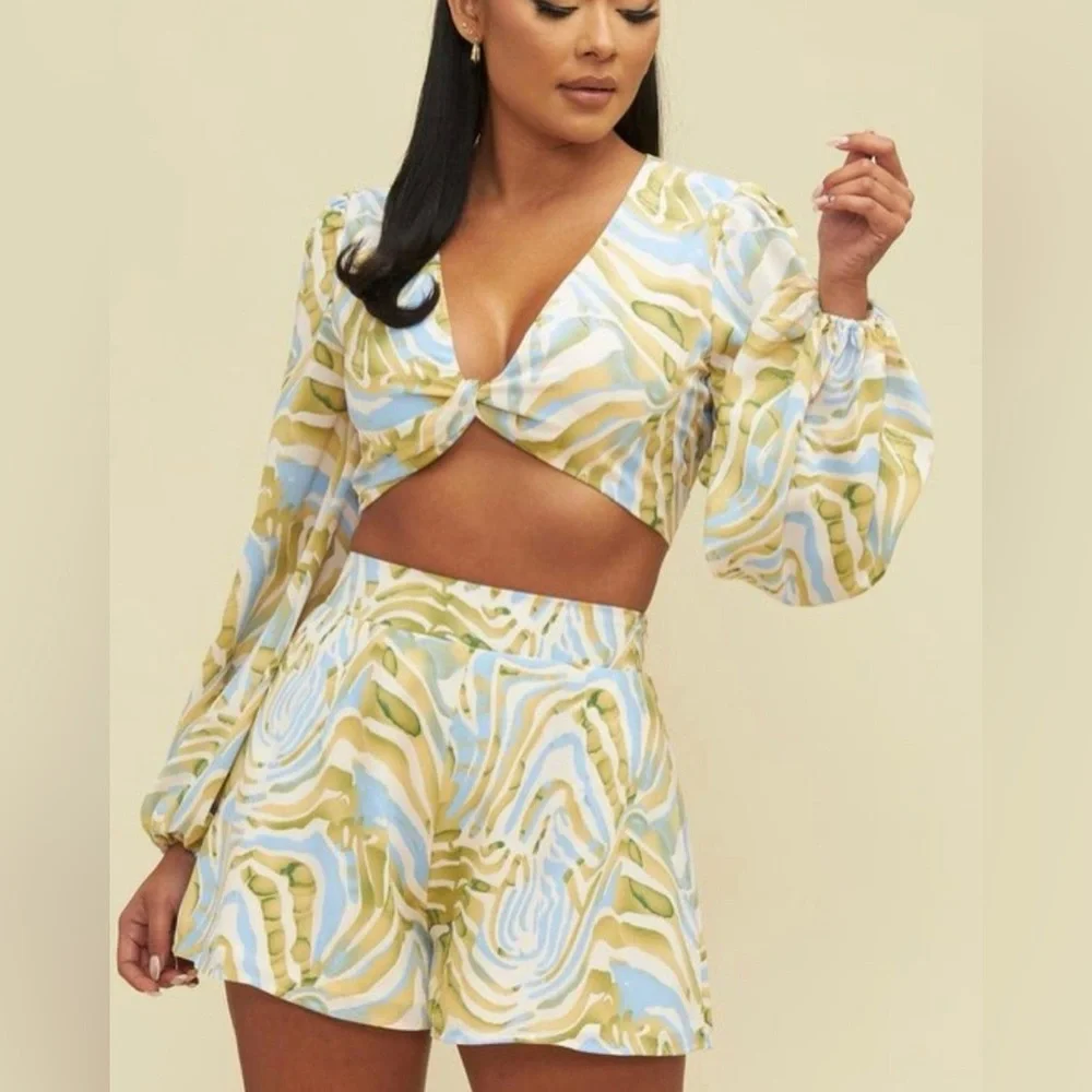 SET Flowy long sleeve crop top open back & matching shorts. Resort wear NWT - Picture 2 of 6